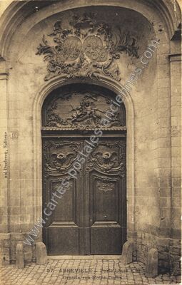 Carte postale ancienne Porte Louis XV, Grande rue Notre-Dame — Abbeville (Somme)