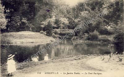Carte postale ancienne Le Jardin Public. — Le Pont Rustique — Abbeville (Somme)