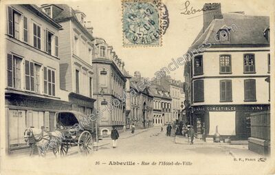 Carte postale ancienne Rue de l'Hôtel-de-Ville — Abbeville (Somme)