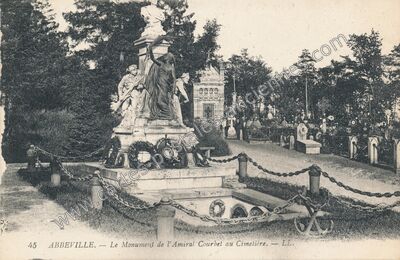 Carte postale ancienne Le Monument de l'Amiral Courbet au Cimetière — Abbeville (Somme)