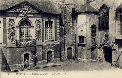 Carte postale ancienne L'Hôtel de Ville. — La Cour — Abbeville (Somme)