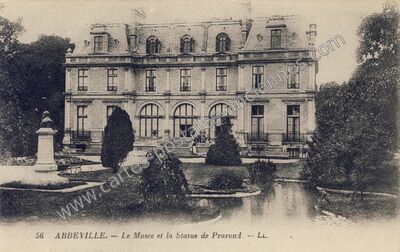 Carte postale ancienne Le Musée et la Statue de Prarond — Abbeville (Somme)