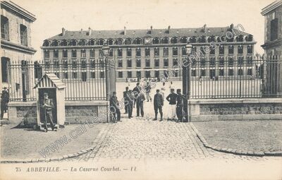 Carte postale ancienne La Caserne Courbet — Abbeville (Somme)