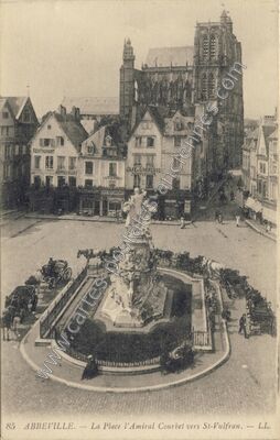 Carte postale ancienne La Place l'Amiral Courbet vers St-Vulfran — Abbeville (Somme)