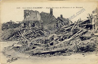 Carte postale ancienne Les ruines - Angle des rues de Péronne et de Moreuil — Albert (Somme)
