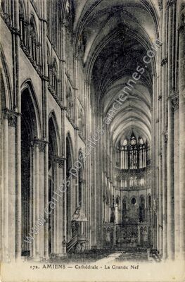 Carte postale ancienne Cathédrale - La Grande Nef — Amiens (Somme)