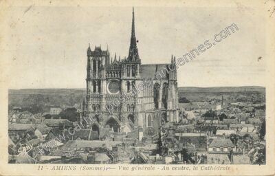Carte postale ancienne Vue générale - Au centre, la Cathédrale — Amiens (Somme)