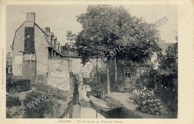Carte postale ancienne Un coin de la vieille ville — Amiens (Somme)