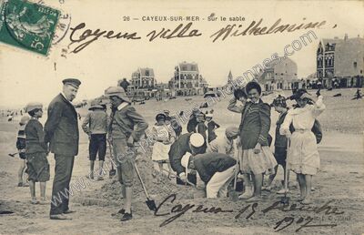 Carte postale ancienne Sur le sable — Cayeux-sur-Mer (Somme)