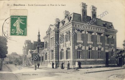Carte postale ancienne Ecole Communale et Rue de la Gare — Doullens (Somme)