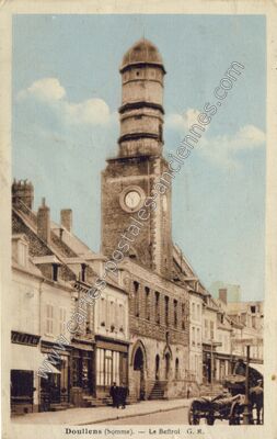 Carte postale ancienne Le Beftroi — Doullens (Somme)