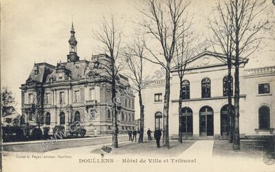 Carte postale ancienne Hôtel de Ville et Tribunal — Doullens (Somme)