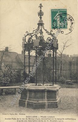 Carte postale ancienne Ancien Puits de la rue du Bourg (1640) — Doullens (Somme)