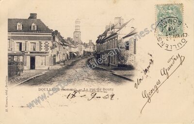 Carte postale ancienne La rue du Bourg — Doullens (Somme)