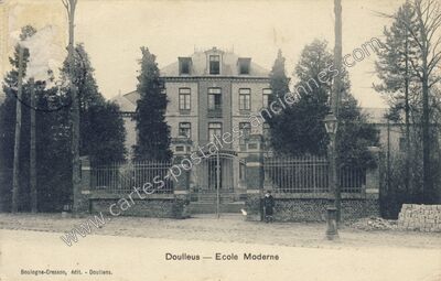 Carte postale ancienne Ecole Moderne — Doullens (Somme)