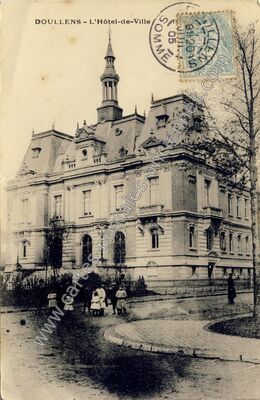 Carte postale ancienne L'Hôtel-de-Ville — Doullens (Somme)