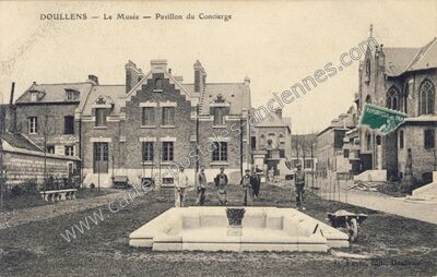 Carte postale ancienne Le Musée — Pavillon du Concierge — Doullens (Somme)