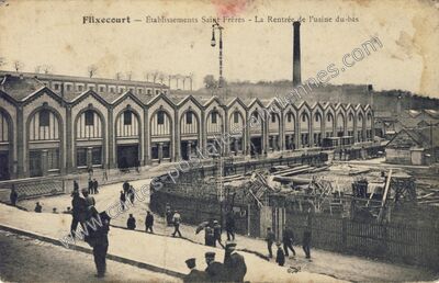Carte postale ancienne Établissements Saint Frères - La Rentrée de l'usine du bas — Flixecourt (Somme)