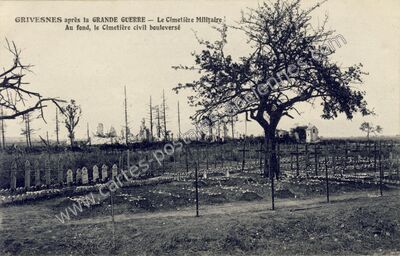 Carte postale ancienne Le Cimetière Militaire / Au fond, le Cimetière civil bouleversé — Grivesnes (Somme)