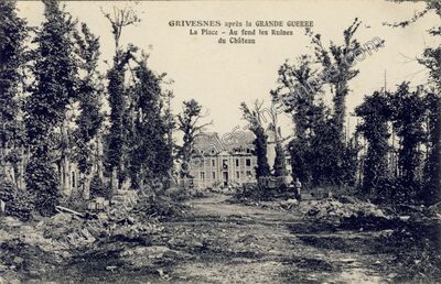 Carte postale ancienne La Place - Au fond les Ruines du Château — Grivesnes (Somme)