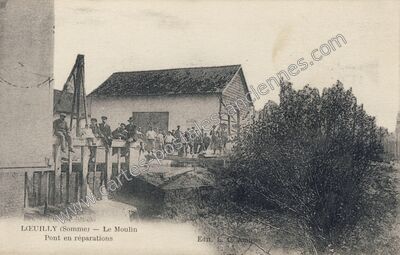 Carte postale ancienne Le Moulin Pont en réparations — Lœuilly (Somme)