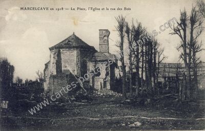 Carte postale ancienne La Place, l'Eglise et la rue des Bois — Marcelcave (Somme)