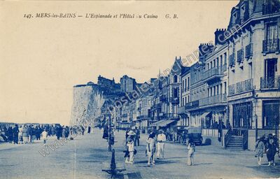 Carte postale ancienne L'Esplanade et l'Hôtel du Casino — Mers-les-Bains (Somme)