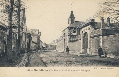 Carte postale ancienne La Rue Armand de Vienne et l'Hospice — Montdidier (Somme)