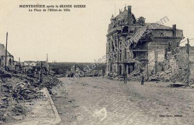 Carte postale ancienne La Place de l'Hôtel-de-Ville — Montdidier (Somme)