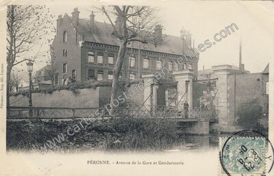 Carte postale ancienne Avenue de la Gare et Gendarmerie — Péronne (Somme)