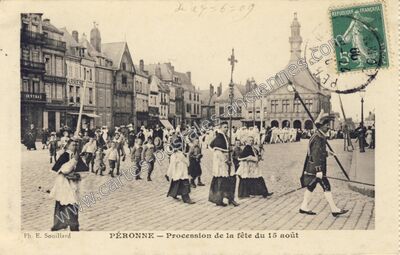 Carte postale ancienne Procession de la fête du 15 août — Péronne (Somme)