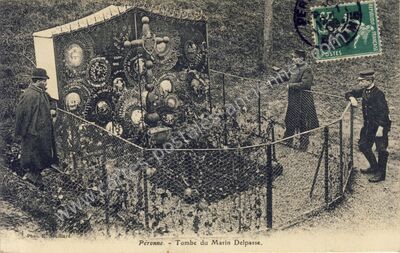 Carte postale ancienne Tombe du Marin Delpasse — Péronne (Somme)