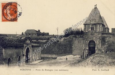 Carte postale ancienne Porte de Bretagne (vue extérieure) — Péronne (Somme)