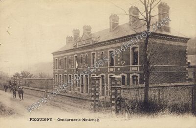 Carte postale ancienne Gendarmerie Nationale — Picquigny (Somme)