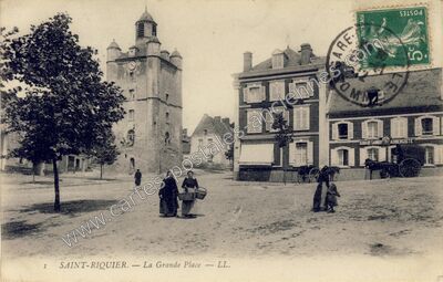 Carte postale ancienne La Grande Place — Saint-Riquier (Somme)