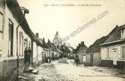 Carte postale ancienne La Rue des Chevaliers — Bray-sur-Somme (Somme)