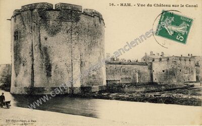 Carte postale ancienne Vue du Château sur le Canal — Ham (Somme)