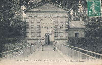 Carte postale ancienne La Citadelle — École de Préservation — Porte d'Entrée Principale — Doullens (Somme)