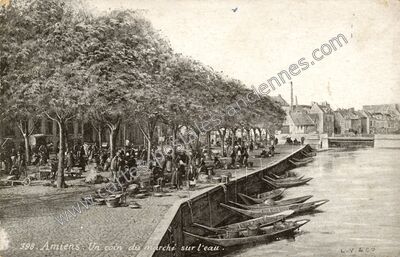 Carte postale ancienne Un coin du marché sur l'eau — Amiens (Somme)