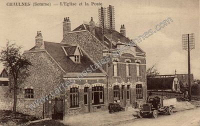 Carte postale ancienne L'Eglise et la Poste — Chaulnes (Somme)