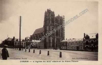 Carte postale ancienne L'Eglise du XIII siècle et la Place Thiers — Corbie (Somme)
