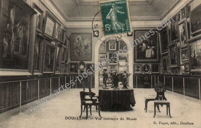 Carte postale ancienne Vue intérieure du Musée — Doullens (Somme)