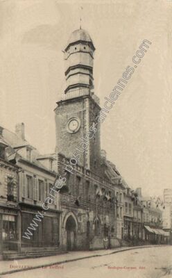 Carte postale ancienne Le Beffroi — Doullens (Somme)