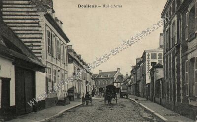 Carte postale ancienne Rue d'Arras — Doullens (Somme)