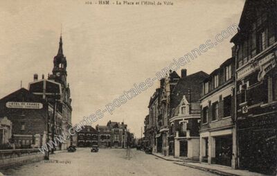 Carte postale ancienne La Place et l'Hôtel de Ville — Ham (Somme)