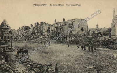 Carte postale ancienne La Grand'Place — Péronne (Somme)