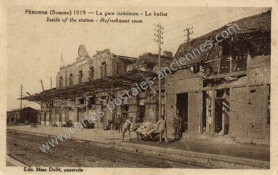 Carte postale ancienne La gare intérieure - Le buffet — Péronne (Somme)