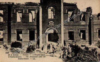 Carte postale ancienne L'Hospice après le bombardement — Tilloloy (Somme)