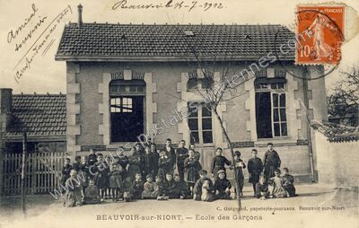 Carte postale ancienne École des Garçons — Beauvoir-sur-Niort (Deux-Sèvres)