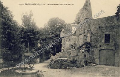Carte postale ancienne Cour intérieure du château — Bressuire (Deux-Sèvres)